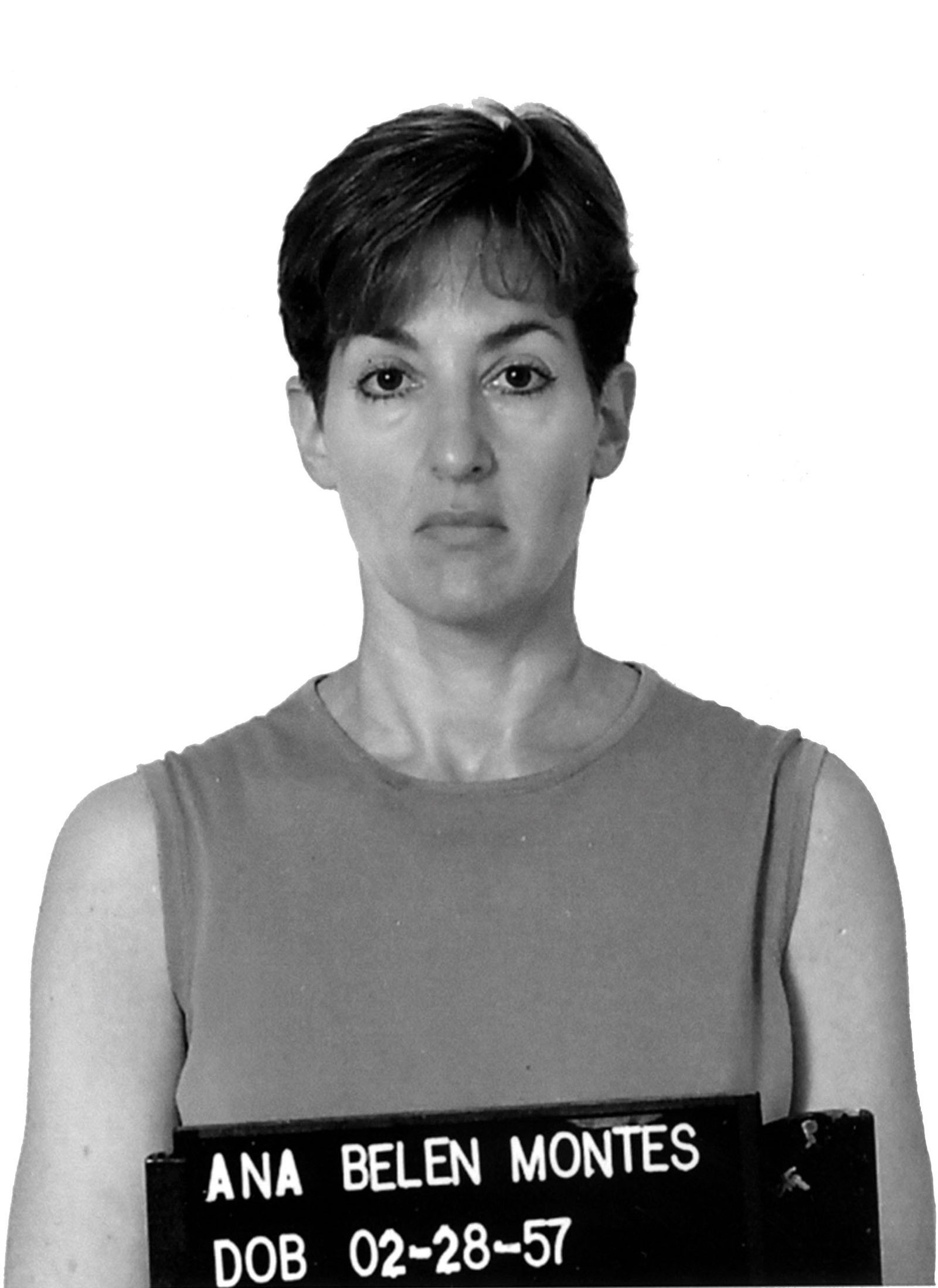 Ficha policial de Ana Belén Montes tomada por el FBI tras su detención en 2001.
