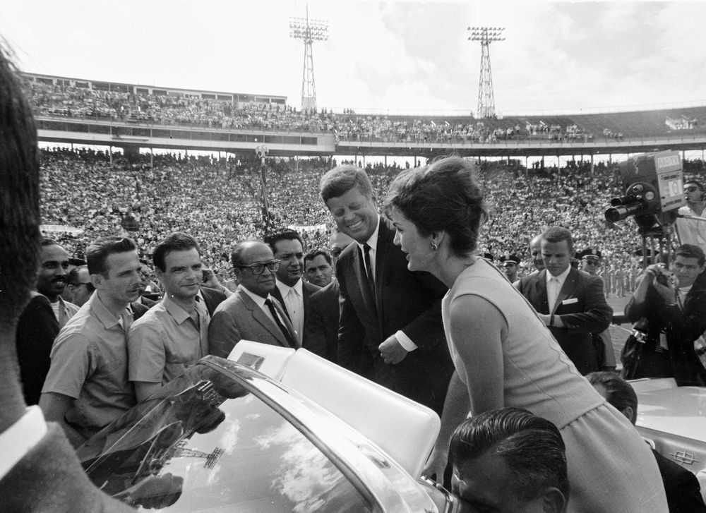 John F. Kennedy y Jacqueline Kennedy ante miembros de la Brigada 2506 en el Orange Bowl de Miami, 29 de diciembre de 1962.