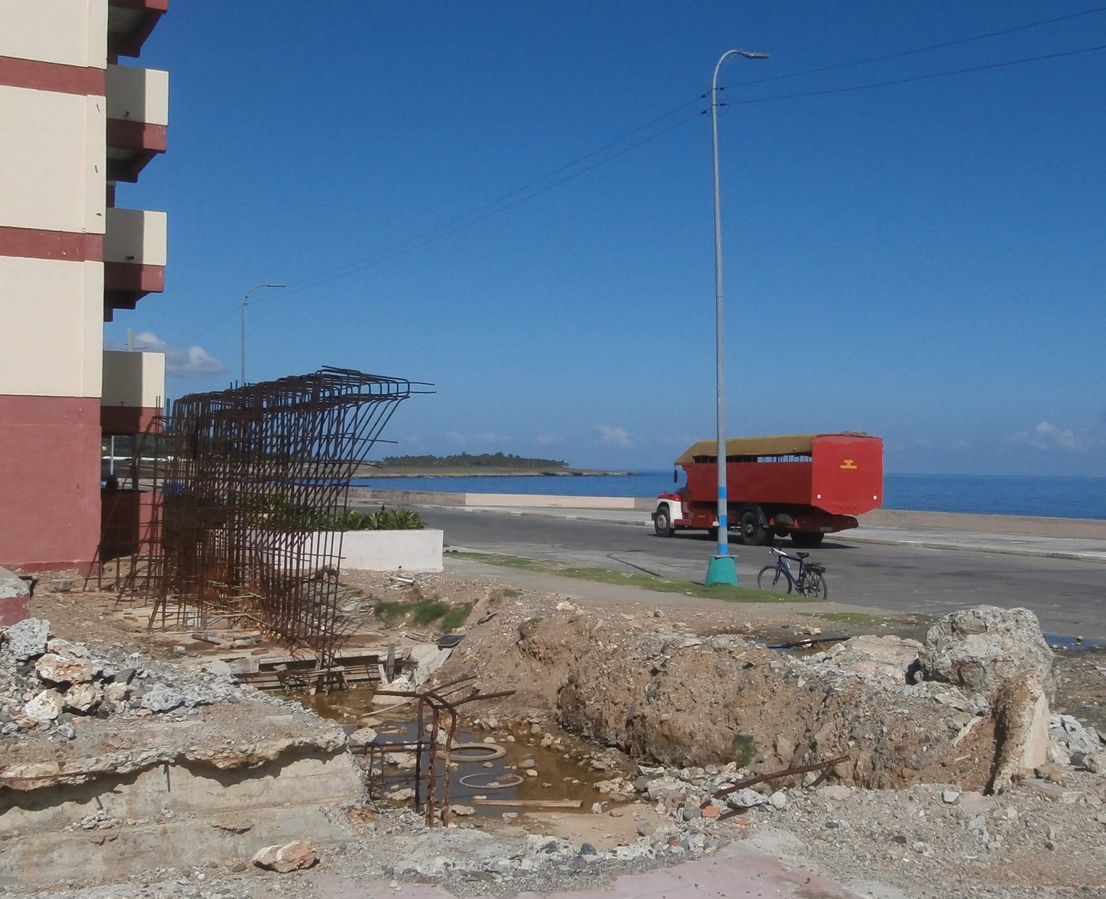 Camión adaptado como transporte público en el malecón de Baracoa, 19 de diciembre de 2018.