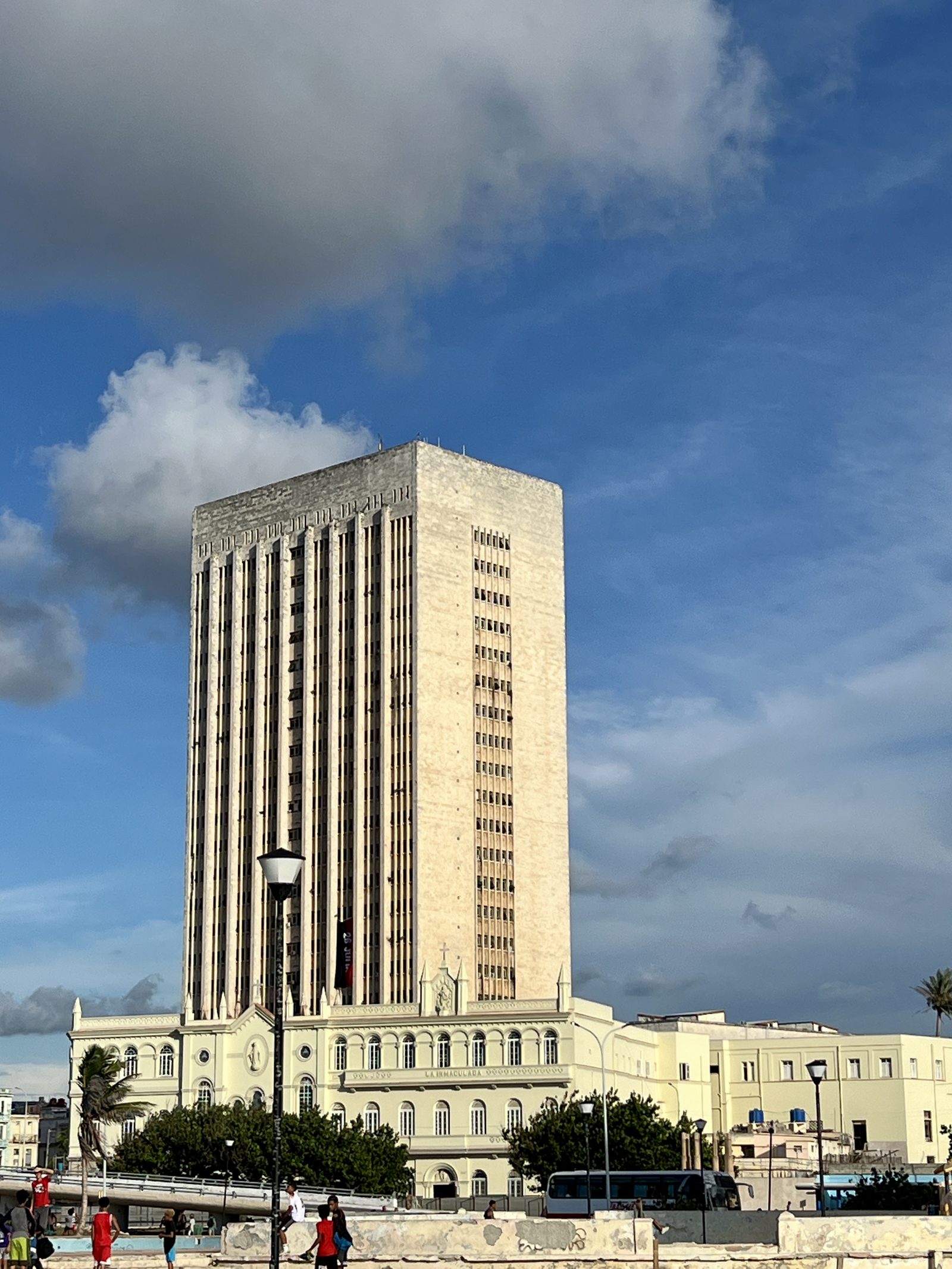 Edificio del hospital Hermanos Ameijeiras, La Habana, julio de 2025.