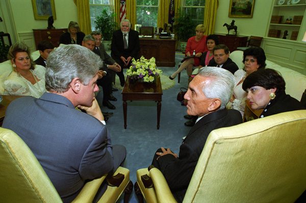 El expreso político Mario Chanes de Armas y su familia con el presidente Bill Clinton en la Casa Blanca, 6 de agosto de 1993.