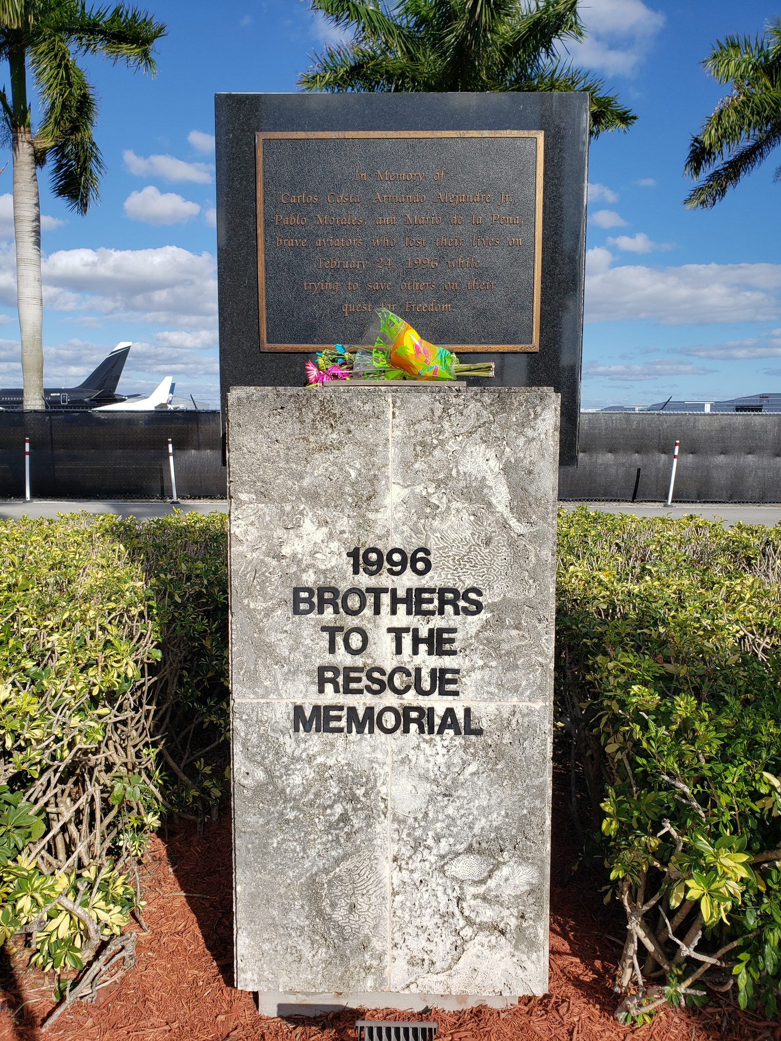 Memorial por el derribo de las avionetas de Hermanos al Rescate, aeropuerto de Opa-Locka, Florida.