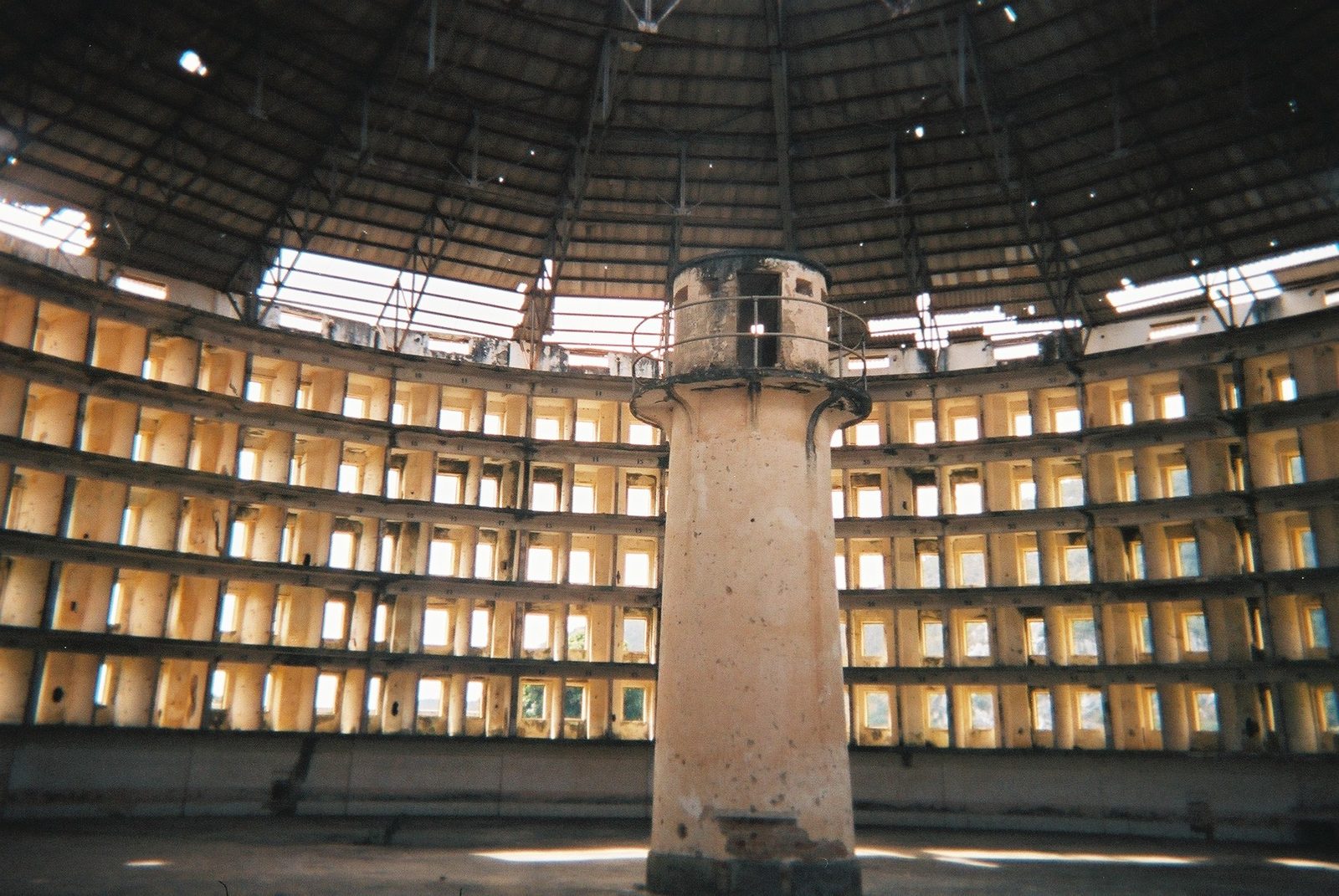 Interior de uno de los edificios circulares del Presidio Modelo, Isla de la Juventud, fotografiado en 2005.